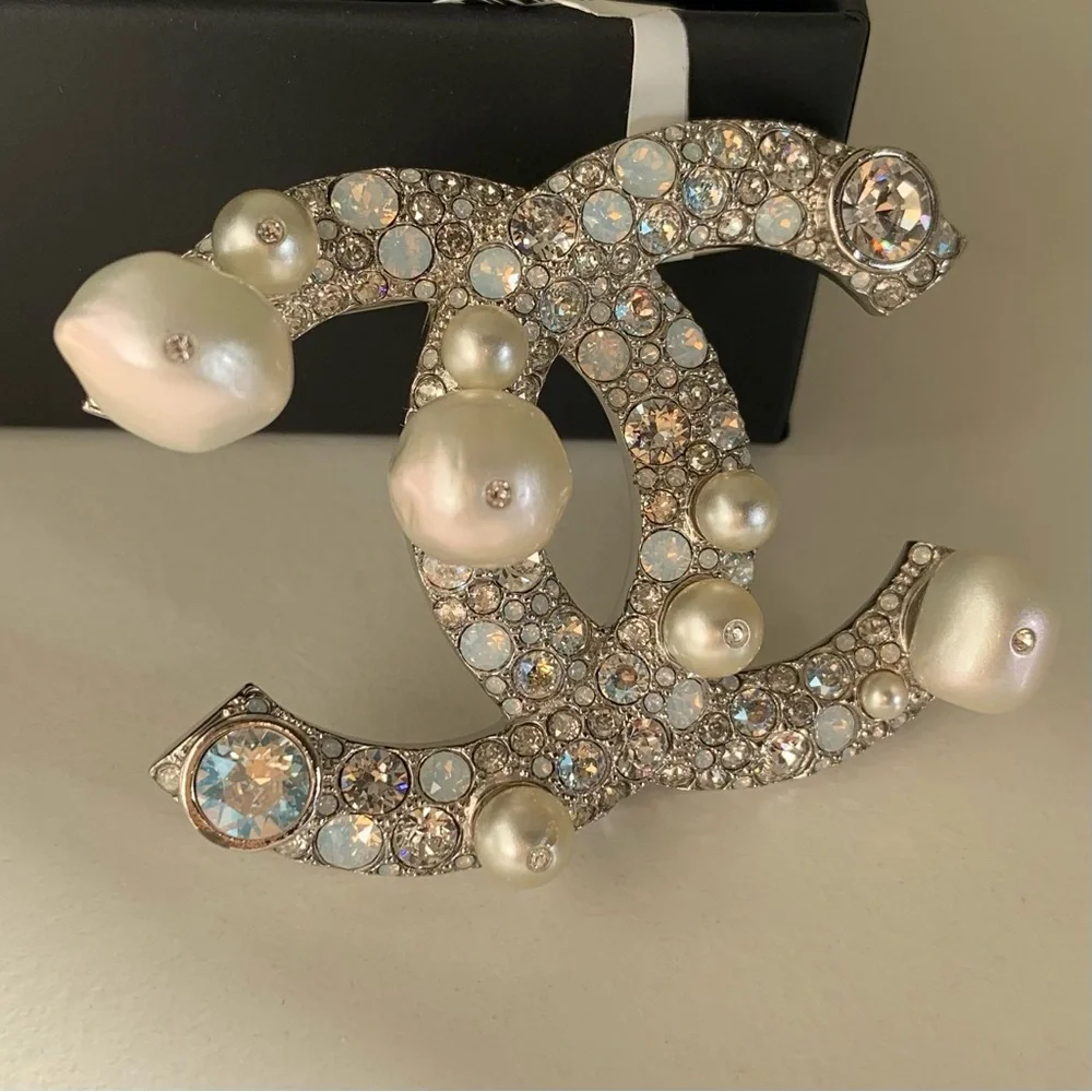 XL Pearl Chanel broach pin